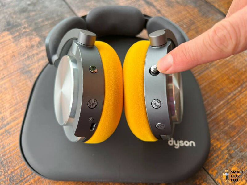 Dyson Ontrac Joystick auf der linken Ohrmuschel